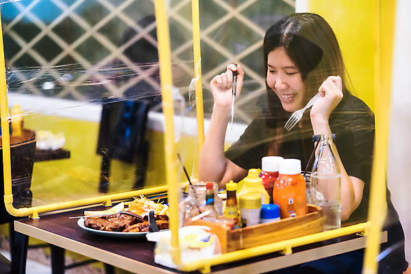 포토 JPG 해외이미지 음료 비즈니스 탁자 거리 건강 가면 안전 사람 앉기 동양인 성인 사람없음 노란색 건강관리 식당 카페 바이러스 보호 질병 먹기 고객 책상 측정 서비스 예방 감염 방패 소셜 위생관리 인플루엔자 전염병 해외포토 컬러 가구 컨셉 의학 모션 관리 인종 상점 파일형식 이미지허브