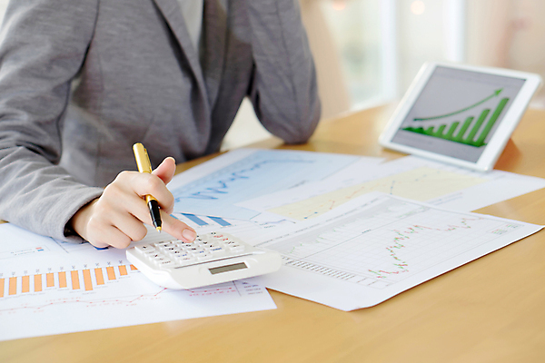 포토 JPG 해외이미지 손 여자 종이 안경 컨셉 돈 비즈니스 통계 버튼 그래프 노동자 사람 사람없음 금융 사무실 공백 계산기 정보 긴급 작업 비즈니스우먼 계산 분석 보고서 서식 문서 비서 회계 월급 분석가 세금 경제학 회계사 해외포토 직업 잡화 교육 문구용품 신체부위 경제 장비 직장인 재산 파일형식 이미지허브