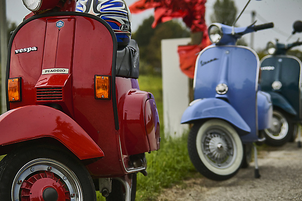포토 JPG 해외이미지 유럽 문화 도로 여행 백그라운드 교통시설 거리 사람없음 야외 빨간색 파란색 노란색 자전거 검은색 이탈리아 운전 자유 스쿠터 오토바이 수확 흰색 도시 운전사 클래식 승차 작음 로마 주차 향수 속도 복고 모터 구식 옛날 회복 스타일 해외포토 직업 나라 길 컬러 교통 컨셉 농업 모션 바이크 화장품 크기 시설 파일형식 이미지허브