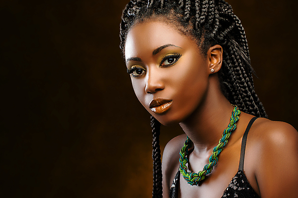 포토 JPG 해외이미지 헤어스타일 여자 얼굴 컨셉 아프리카 한명 인종 성인 뷰티 유행 검은색 어둠 희망 화장품 표현 화려 우아함 피부 공상 스킨케어 몽환 스타일 힙스터 해외포토 1 패션 감정 나라 컬러 사람 신체부위 파일형식 이미지허브