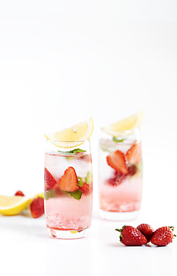 포토 JPG 해외이미지 딸기 잔 실내 사람없음 아웃포커스 칵테일 레몬 흰배경 딸기주스 해외포토 식기 백그라운드 과일 주류 촬영기법 내부 흰색 과일주스 파일형식 이미지허브