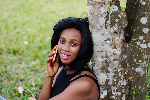 포토 JPG 해외이미지 나무 학생 응시 공원 행복 얼굴 통신 휴가 한명 웃음 잔디 여름 스터디 정원 비즈니스우먼 전화기 만족 해외포토 식물 1 시선 계절 공공시설 여자 감정 비즈니스 표정 사람 신체부위 학습 직장인 파일형식 이미지허브