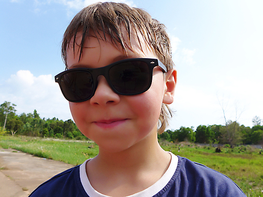 포토 JPG 해외이미지 1 공원 남자 행복 감정 얼굴 어린이 포즈 셔츠 티셔츠 잎 자연 건강 한명 미소 사람 소년 야외 10대 여름 파란색 청춘 금발 기쁨 표현 아기 숲 긍정 혼자 해외포토 식물 헤어스타일 계절 공공시설 컬러 컨셉 상의 청소년 표정 신체부위 생태계 파일형식 이미지허브