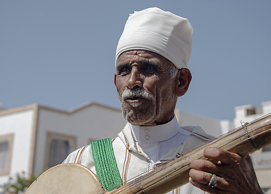 포토 JPG 해외이미지 전통 라이프스타일 남자 문화 얼굴 음악 여행 아프리카 놀이 날씨 거리 사람 성인 사람없음 야외 초록색 빛 컬러풀 공연 연주자 음악가 추위 가수 흰색 기타 업무 주름 재산 이슬람교 모로코 메디나 아랍어 옛날 스타일 해외포토 직업 나라 종교 컬러 현악기 문화예술 이벤트 생활 신체부위 금융 작업 파일형식 이미지허브