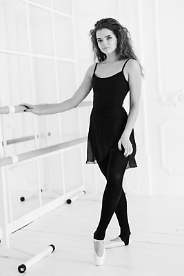 포토 JPG 해외이미지 전신 백인 여자 흑백 실내 한명 서기 사람 성인 앞모습 뷰티 다리꼬기 우아함 발레 발레리나 발레복 성인여자한명만 해외포토 서양인 1 옷 뷰포인트 컨셉 모션 촬영기법 내부 춤 여자한명만 성인여자만 파일형식 이미지허브