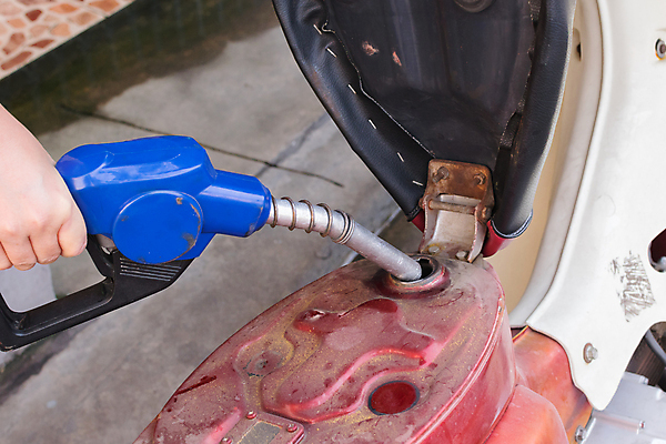 포토 JPG 해외이미지 주간 손 들기 야외 신체부위 오토바이 잡기 주유기 주유 넣기 주유구 주유건 해외포토 자연요소 모션 사람 바이크 기계 파일형식 이미지허브