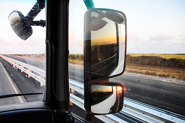 포토 JPG 해외이미지 산업 도로 육상교통 여행 교통시설 자동차 하늘 통 사람없음 뒷모습 세로 반사 문 금속 웹 새벽 거울 화물 판넬 바퀴 네트워크 고속도로 운전사 호주 큼 아스팔트 핸들 승합차 기중기 속도 택시 타이어 트랙터 짐차 라디에이터 선로 해외포토 자연요소 직업 길 교통수단 뷰포인트 교통 인터넷 승용차 재질 운송업 중장비 오세아니아 크기 농기계 시설 특수차량 파일형식 이미지허브