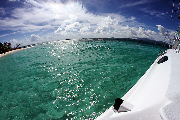 포토 JPG 해외이미지 구름 모래 파도 바다 섬 요트 교통시설 자연 하늘 휴가 항해 풍경 해변 사람없음 야외 물 여름 파란색 햇빛 태양 뷰티 보트 크루즈 파라다이스 해외포토 자연요소 계절 컬러 교통 배_교통 시설 생태계 파일형식 이미지허브