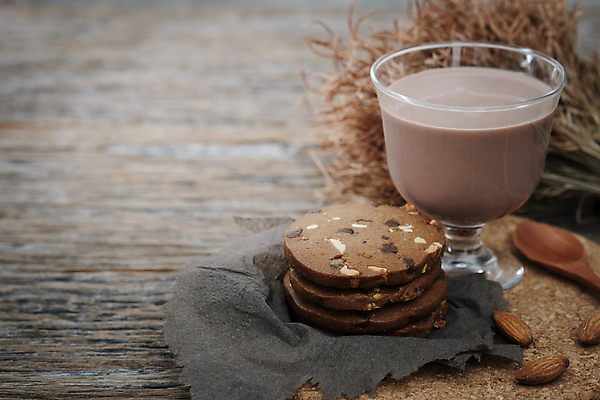 포토 JPG 해외이미지 음료 음식 백그라운드 재료 유리 탁자 디저트 건강 사람없음 목재 빛 갈색 쌓기 쿠키 주방 초콜릿 검은색 어둠 침묵 우유 추위 견과류 수확 흰색 시골 신선 액체 달콤 굽기 먹기 오브젝트 유기농 냅킨 내추럴 단백질 부스러기 칼슘 핸드메이드 해외포토 나무 웰빙 컬러 가구 농업 모션 재질 유제품 소리 맛 구이 영양소 파일형식 이미지허브