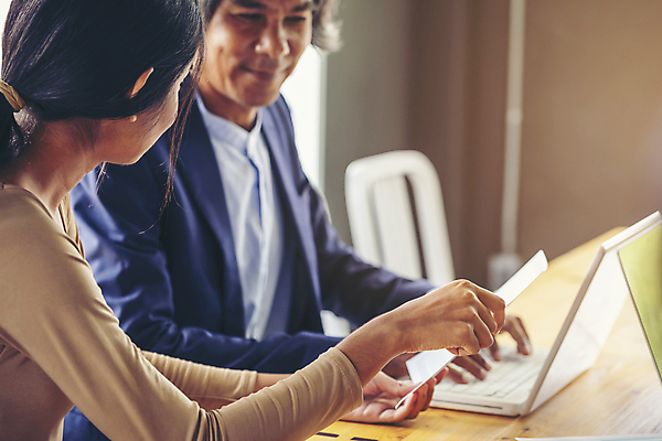 포토 JPG 해외이미지 직업 교육 남자 종이 2 비즈니스 통신 탁자 회의 협력 설계 노동자 아이디어 직장 대화 협상 설명 사람 두명 금융 사무실 가리킴 업무 비즈니스맨 그룹 계획 토론 계약 상담 문서 바쁨 나눔 경영 세미나 콜라보레이션 해외포토 가구 컨셉 회사 모션 말하기 손짓 경제 작업 직장인 파일형식 이미지허브