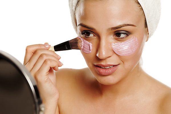 포토 JPG 해외이미지 행복 얼굴 분홍색 가면 한명 미소 치료 뷰티 스파 화장품 욕실 잡기 붓 피부 크림 피부관리 흰배경 리프트 반대 내추럴 돌봄 완벽 노화 신청 해외포토 1 감정 컬러 백그라운드 컨셉 의학 모션 표정 사람 신체부위 흰색 파일형식 이미지허브