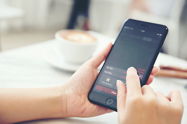 포토 JPG 해외이미지 손 그래프 신체부위 스마트폰 주식 분석 투자 해외포토 컨셉 비즈니스 사람 금융 핸드폰 스마트기기 파일형식 이미지허브