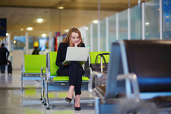 포토 JPG 해외이미지 서양인 여자 여행 휴가 한명 정장 성인 노트북 여행객 여행가방 작업 기다림 공항 성인여자한명만 해외포토 외국인 1 옷 가방 교통시설 모션 사람 전자제품 여자한명만 성인여자만 파일형식 이미지허브