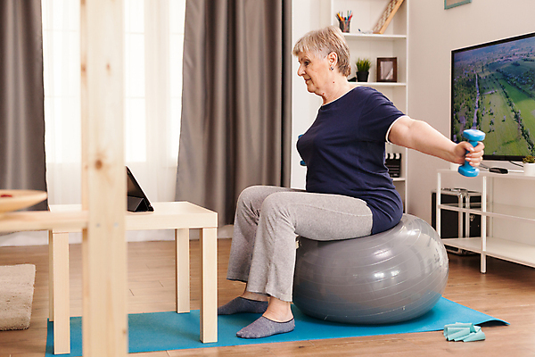포토 JPG 해외이미지 전신 백인 라이프스타일 여자 노년 할머니 거실 팔벌리기 실내 건강 들기 앉기 옆모습 운동복 운동 아령 매트 짐볼 연습 노인여자한명만 해외포토 서양인 옷 뷰포인트 모션 사람 성인 내부 생활 여자한명만 노인여자만 파일형식 이미지허브