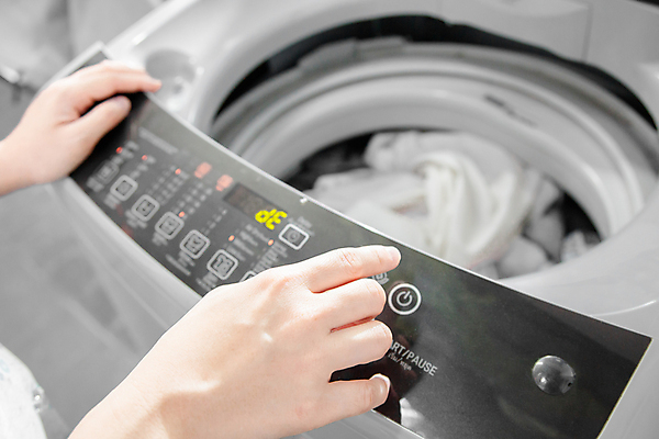 포토 JPG 해외이미지 사람없음 수건 바구니 직물 원형 드라이어 싱글 전자 흙더미 가정부 돌리기 의무 자동 해외포토 도형 직업 모션 위생용품 흙 미용용품 파일형식 더미 이미지허브