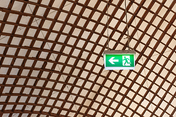 포토 JPG 해외이미지 유럽 여행 지붕 출입구 조명 독일 실내 경고 안전 사람없음 건물 초록색 인테리어 장비 정보 긴급 보호 탈출 방향 심볼 사인 복고 보안 시스템 옛날 헬프 카피스페이스 해외포토 건축물 디자인 나라 컬러 컨셉 내부 공백 도움 파일형식 이미지허브