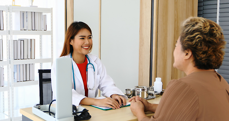 포토 JPG 해외이미지 직업 여자 노년 행복 컨셉 실내 건강 병원 설명 미소 사람 두명 사무실 약 방 고통 환자 간호사 의사 도움 항아리 방문 보여주기 돌봄 옛날 진통제 치료사 헬프 항생제 해외포토 감정 비즈니스 의학 모션 표정 성인 내부 의료진 도자기 파일형식 이미지허브