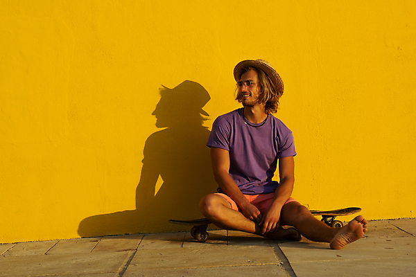 포토 JPG 해외이미지 모델 1 라이프스타일 응시 옷 남자 여유 백그라운드 티셔츠 바지 아침 휴가 휴식 한명 사람 컬러풀 금발 선글라스 햇빛 태양 노란색 유행 맑음 추위 스케이트 신선 서핑 속도 라일락 8월 7월 스타일 해외포토 주간 자연요소 헤어스타일 시선 꽃 감정 안경 스포츠용품 컬러 컨셉 셔츠 하의 날씨 생활 수상스포츠 날짜 파일형식 이미지허브