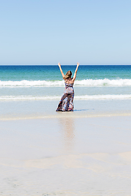 포토 JPG 해외이미지 드레스 여자 무기 여유 모래 바다 자연 휴가 휴식 한명 야외 물 여름 금발 태양 평화 귀여움 맑음 화목 침묵 고요 자유 호흡 탈출 무료 파라다이스 혼자 수평선 해외포토 자연요소 1 헤어스타일 옷 계절 감정 컨셉 날씨 사람 소리 생태계 파일형식 이미지허브