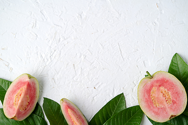 포토 JPG 해외이미지 잎 과일 단면 실내 사람없음 하이앵글 흰배경 슬라이스 과일조각 구아바 카피스페이스 해외포토 식물 뷰포인트 조각 백그라운드 내부 공백 흰색 열대과일 파일형식 이미지허브