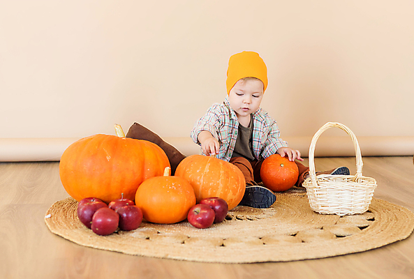 포토 JPG 해외이미지 백인 행복 아들 어린이 오렌지 가족 호박 휴가 휴식 기념 한명 사람 소년 야외 파티 우정 농촌 아기 추수감사절 10월 걸음마 해외포토 서양인 1 남자 감정 기독교 컨셉 채소 과일 관계 모션 이벤트 친구 시골 날짜 파일형식 이미지허브