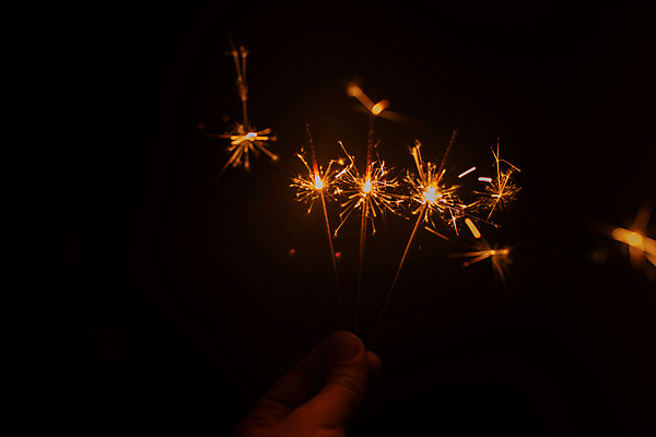 포토 JPG 해외이미지 손 불 추상 휴가 사람없음 가로 빛 반짝임 파티 축제 어둠 축하 잡기 야간 폭발 연소 광 해외포토 자연요소 컨셉 무늬 모션 이벤트 신체부위 파일형식 이미지허브