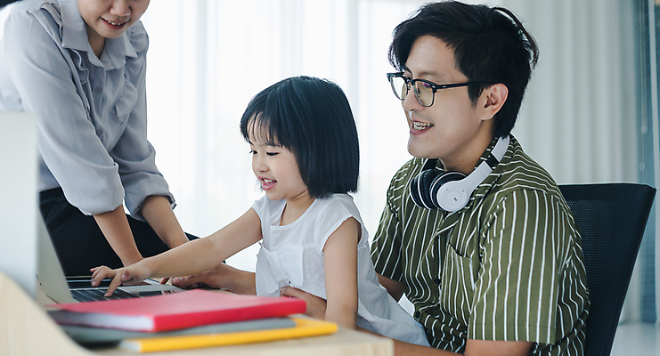 포토 JPG 해외이미지 라이프스타일 여자 딸 행복 어린이 인터넷 비즈니스 통신 가족 엄마 휴가 주택 함께함 실내 사람 성인 세명 노트북 스마트폰 컴퓨터 공책 업무 작업 비즈니스맨 아빠 바쁨 돌봄 해외포토 남자 감정 컨셉 관계 모션 문구용품 내부 건물 생활 전자제품 핸드폰 스마트기기 직장인 파일형식 이미지허브