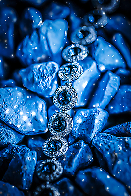 포토 JPG 해외이미지 장신구 팔찌 실내 사람없음 조약돌 화려 우아함 보석 파란배경 다이아몬드 해외포토 백그라운드 컨셉 내부 파란색 돌_바위 광석 파일형식 이미지허브