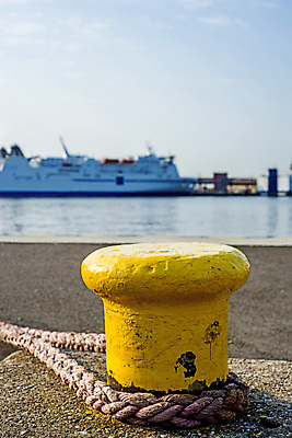 포토 JPG 해외이미지 선 밧줄 바다 여행 백그라운드 요트 항해 안전 사람없음 물 파란색 노란색 금속 항구 보트 묶기 철 묘사 방파제 보안 매듭 포트 닻 옛날 해외포토 자연요소 공공시설 줄 컬러 배_교통 교통시설 모션 재질 파일형식 이미지허브
