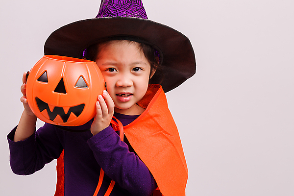포토 JPG 해외이미지 드레스 어린이 백그라운드 호박 휴가 한명 사람 동양인 희망 할로윈 흰색 마녀 마법 해외포토 1 옷 감정 컬러 채소 인종 파일형식 이미지허브