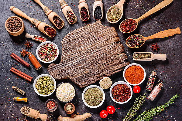 포토 JPG 해외이미지 백그라운드 잎 재료 고추 탁자 파프리카 건조 마늘 요리 씨앗 동양인 사람없음 빨간색 초록색 컬러풀 주방 숟가락 검은색 어둠 양념 조미료 사발 고수 맛 가루 인도인 허브 메뉴 유기농 매움 아로마 소금 향 레시피 후추 카레 생강 바질 로즈메리 시나몬 강황 해외포토 외국인 식물 웰빙 음식 컬러 가구 컨셉 채소 식재료 수저 인종 사기그릇 향신료 향미료 파일형식 이미지허브