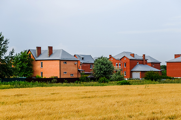 포토 JPG 해외이미지 나무 외관 도로 벽 밭 채소 지붕 새로움 거리 주택 사람없음 건물 여름 햇빛 농장 마을 정원 시골 재산 땅 상승 러시아 영토 장면 문제 연립주택 개발 교외 시베리아 해외포토 식물 건축물 계절 유럽 길 컨셉 농업 교통시설 금융 태양 파일형식 이미지허브