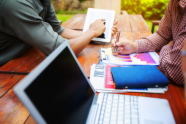 포토 JPG 해외이미지 직업 손 디자인 컨셉 인터넷 비즈니스 통신 성공 회의 모바일 그래프 협력 아이디어 직장 사람없음 금융 노트북 컴퓨터 사무실 디지털 자료 정보 성장 업무 비즈니스맨 네트워크 계획 주식 연결 분석 온라인 경영 계좌 마케팅 프로젝트 인터랙티브 해외포토 남자 회사 신체부위 경제 전자제품 작업 직장인 파일형식 이미지허브