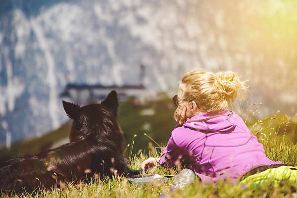 포토 JPG 해외이미지 동물 라이프스타일 응시 여자 행복 여행 자국 자연 휴가 휴식 산 함께함 사랑 사람 성인 사람없음 야외 여름 반려동물 일몰 우정 하이킹 개 강아지 해외포토 시선 계절 감정 컨셉 포유류 레저 생활 친구 노을 생태계 파일형식 이미지허브