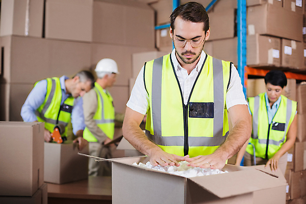 포토 JPG 해외이미지 백인 여자 남자 40대 중년 50대 포장 노동자 실내 여러명 상반신 20대 성인 앞모습 옆모습 아웃포커스 30대 상자 작업 누름 안전모 집중 물류창고 해외포토 서양인 직업 뷰포인트 다수 컨셉 모션 촬영기법 사람 청년 내부 장년 헬멧 안전장비 창고 파일형식 이미지허브