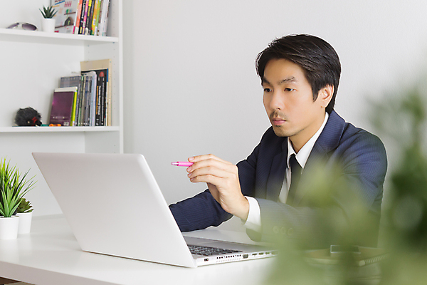 포토 JPG 해외이미지 직업 남자 인터넷 통신 모바일 노동자 직장 한국 한명 사람 동양인 정장 금융 노트북 스마트폰 핸드폰 컴퓨터 일본 공책 중국 업무 비즈니스맨 네트워크 상담원 연결 무선전화기 전화기 상담 경영자 바쁨 추천 온라인 심각 제안 프리랜서 해외포토 1 옷 아시아 컨셉 회사 비즈니스 문구용품 인종 경제 전자제품 스마트기기 작업 직장인 사무원 리더 파일형식 이미지허브
