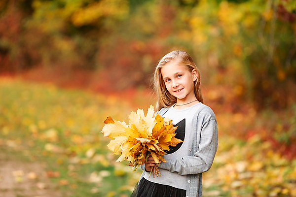 포토 JPG 해외이미지 백인 1 라이프스타일 옷 계절 공원 행복 감정 얼굴 어린이 잎 자연 놀이 따뜻함 한명 사람 야외 빨간색 초록색 컬러풀 노란색 유행 기쁨 숲 9월 긍정 10월 해외포토 서양인 식물 공공시설 컬러 컨셉 생활 신체부위 날짜 생태계 파일형식 이미지허브