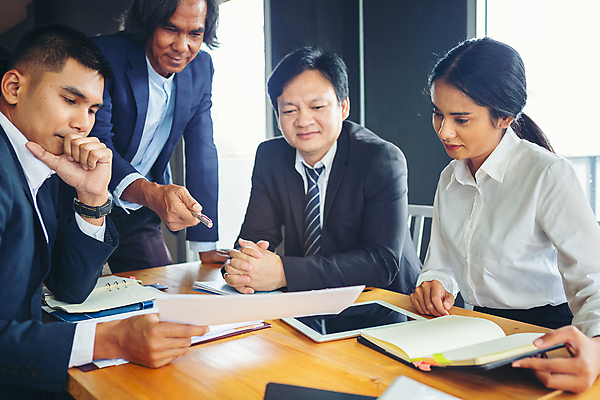 포토 JPG 해외이미지 백인 직업 여자 남자 비즈니스 통신 회의 협력 설계 노동자 아이디어 함께함 실내 대화 사람 동양인 여러명 노트북 컴퓨터 사무실 방 업무 작업 비즈니스맨 비즈니스우먼 발표 그룹 대표 토론 동료 경영자 경영 프로젝트 브레인스토밍 해외포토 서양인 다수 컨셉 관계 말하기 인종 내부 전자제품 직장인 리더 파일형식 이미지허브