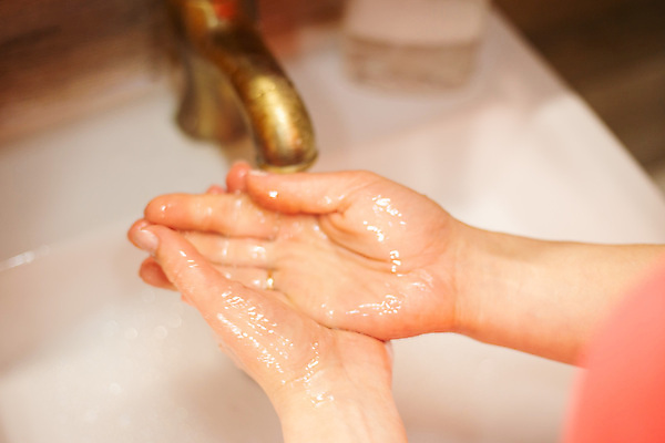 포토 JPG 해외이미지 손 어린이 신체 건강 관리 사람 사람없음 물 목욕 거품 젖음 욕실 액체 씻기 빨래 청소 싱크대 수도꼭지 비누 돌봄 위생관리 해외포토 자연요소 가사 모션 신체부위 위생용품 청결 개수대 파일형식 이미지허브