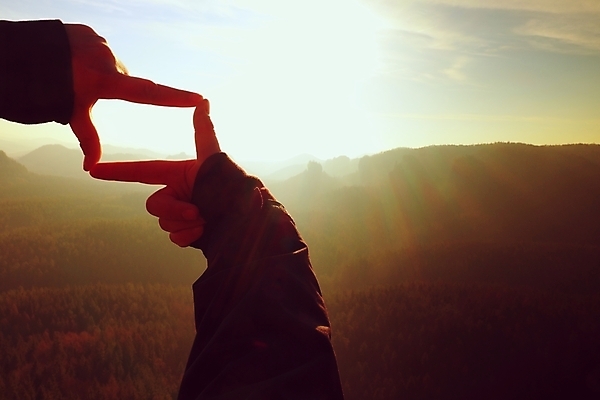 포토 JPG 해외이미지 백인 구름 손 실루엣 컨셉 생각 가이드 손가락 상상 설계 산 아이디어 프레임 창조 그림자 한명 사람 소년 야외 파란색 상자 세계 견본 계곡 봄 트래킹 하이킹 자유 엄지손가락 안개 가을 심볼 배낭여행 팔 직사각형 구성 깊이 절정 해외포토 자연요소 도형 서양인 직업 1 계절 남자 어린이 컬러 여행 레저 날씨 촬영기법 신체부위 파일형식 이미지허브