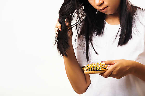 포토 JPG 해외이미지 응시 여자 한명 들기 동양인 상반신 성인 앞모습 뷰티 머리카락 잡기 머리빗 흰배경 헤어관리 두피 두피케어 탈모 탈모클리닉 성인여자한명만 탈모예방 숱 해외포토 1 시선 뷰포인트 백그라운드 모션 사람 인종 머리 흰색 미용용품 예방 클리닉 증상 여자한명만 성인여자만 파일형식 이미지허브