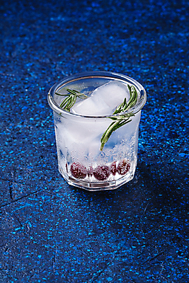 포토 JPG 해외이미지 잔 사람없음 얼음 투명 체리 파란배경 탄산음료 로즈메리 탄산수 해외포토 자연요소 식기 음료 백그라운드 과일 물 파란색 허브 탄산 파일형식 이미지허브