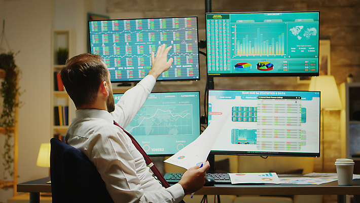 포토 JPG 해외이미지 서양인 남자 그래프 한명 상반신 성인 금융 컴퓨터 모니터 비즈니스맨 주식 위험 하락 투자 위기 적자 성인남자한명만 해외포토 외국인 1 컨셉 비즈니스 사람 경제 전자제품 직장인 남자한명만 성인남자만 파일형식 이미지허브