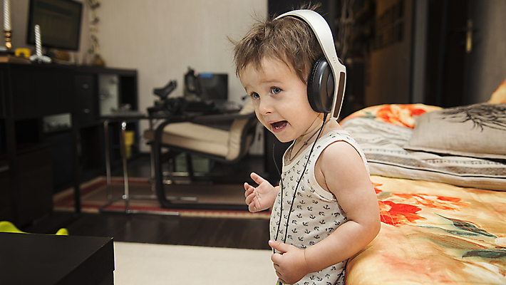 포토 JPG 해외이미지 백인 응시 옷 행복 얼굴 어린이 음악 백그라운드 컨셉 한명 웃음 사람 소년 취미 유행 헤드폰 소리 기쁨 듣기 표현 아기 작음 디스코 오디오 새장 개발 힙스터 해외포토 서양인 1 시선 패션 남자 감정 음향기기 모션 문화예술 표정 신체부위 전자제품 춤 크기 케이지 파일형식 이미지허브