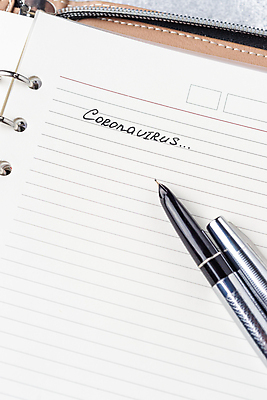 포토 JPG 해외이미지 디자인 배너 종이 컨셉 텍스트 건강 경고 안전 사람없음 책 단어 세계 글로벌 약 쪽지 공책 정보 흰색 메시지 수비 바이러스 질병 위험 사인 예방 복고 감염 전염 시트 고립 돌봄 전염병 사스 해외포토 문자 컬러 의학 모션 문구용품 파일형식 이미지허브