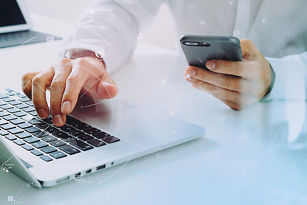 포토 JPG 해외이미지 손 남자 비즈니스 사람 상반신 성인 앞모습 노트북 쇼핑 컴퓨터 사무실 스크린 타이핑 키보드 업무 작업 비즈니스맨 책상 서비스 성인남자한명만 해외포토 뷰포인트 가구 신체부위 전자제품 직장인 남자한명만 성인남자만 파일형식 이미지허브