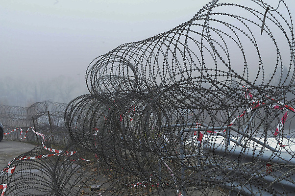 포토 JPG 해외이미지 군대 사람없음 울타리 군인 수비 보호 서비스 군용 보안 육군 병정 난민 규율 신앙심 이민 해외포토 직업 이동 컨셉 모션 안전 담장 국군 파일형식 이미지허브