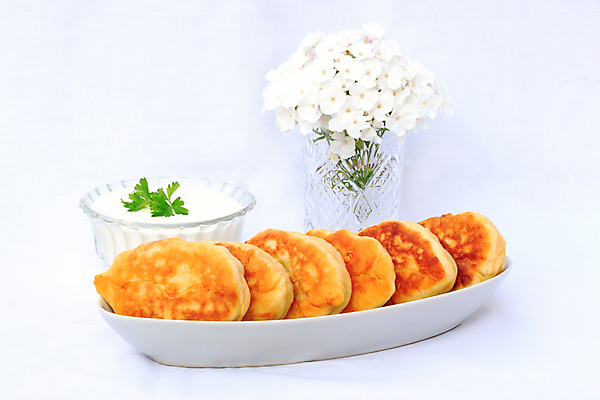 포토 JPG 해외이미지 전통 접시 꽃 음식 오렌지 유리 파슬리 육류 요리 사람없음 초록색 노란색 꽃병 식사 저녁식사 튀김 흰색 뜨거움 도자기 사발 황금 가득함 흰배경 퍼프 폭식 러시아인 우크라이나 정물화 페스츄리 핸드메이드 해외포토 서양인 식물 식기 유럽 빵 컬러 백그라운드 채소 과일 식재료 재질 사기그릇 그림 파일형식 이미지허브