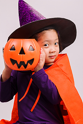 포토 JPG 해외이미지 드레스 어린이 백그라운드 호박 휴가 한명 사람 동양인 희망 할로윈 흰색 마녀 마법 해외포토 1 옷 감정 컬러 채소 인종 파일형식 이미지허브