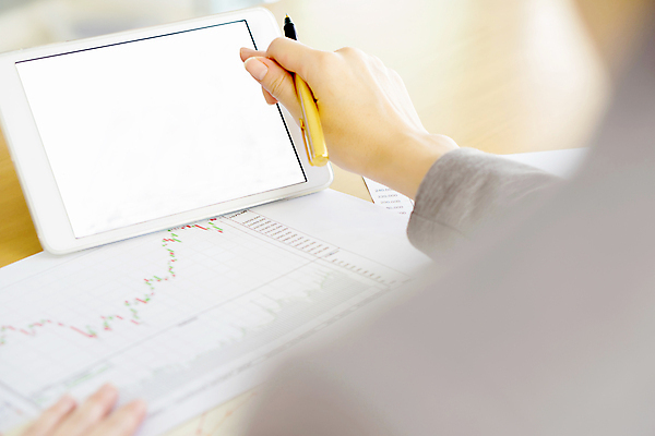 포토 JPG 해외이미지 직업 손 돈 비즈니스 손가락 탁자 그래프 노동자 직장 사람 사람없음 금융 사무실 알약 디지털 스크린 검은색 자료 성장 가리킴 잡기 업무 비즈니스우먼 발표 계획 상담원 종업원 책상 분석 보고서 이익 진행 경영 마케팅 분석가 프로젝트 해외포토 여자 컬러 가구 컨셉 회사 모션 손짓 신체부위 경제 약 작업 직장인 사무원 재산 파일형식 이미지허브